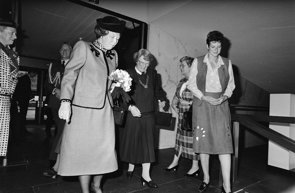 Koningin Beatrix bij algemene vergadering t.g.v. 75-jari bestaan Nederlandse Ver, Bestanddeelnr 933-9766