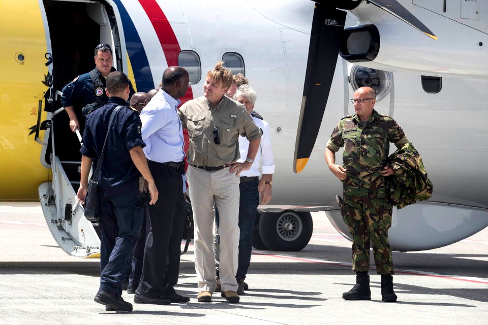 Koning Willem-Alexander arriveert per Dash-8-patrouillevliegtuig van de kustwacht op Sint-Maarten