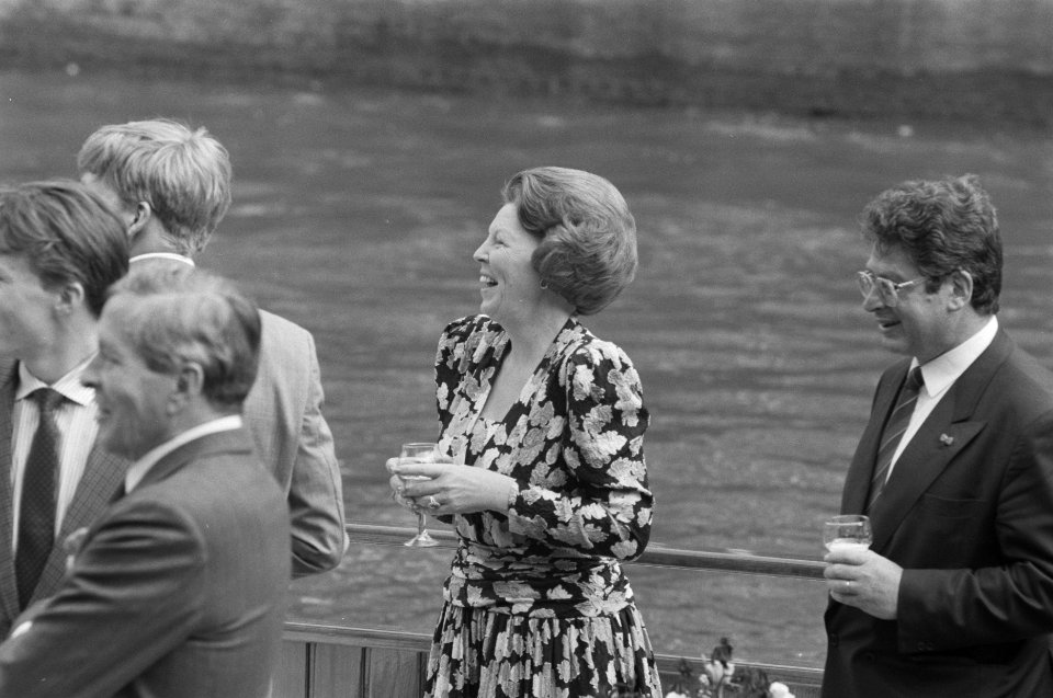 Koningin Beatrix in een rondvaartboot, Bestanddeelnr 934-2401