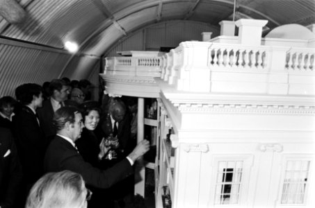 Koningin Beatrix heropent Madurodam en de Replica van het Witte Huis . Beatrix, Bestanddeelnr 932-0957 photo