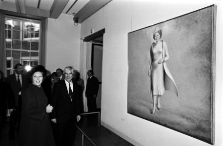 Koningin Beatrix bekijkt haar officiële staatsieportret op de tentoonstelling in, Bestanddeelnr 932-4137