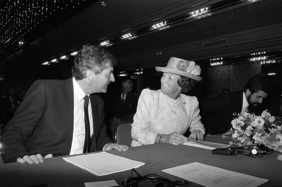 Koningin Beatrix (r) en premier Lubbers (l) op Europes Conferentie over Onderwij, Bestanddeelnr 933-6582