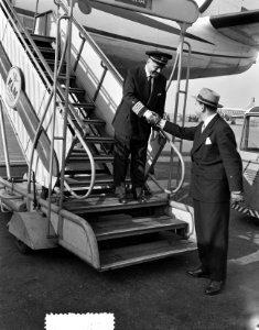 KLM gezagvoerder L A Brugman commandorevlieger met directeur vluchtproduktie A, Bestanddeelnr 908-3907