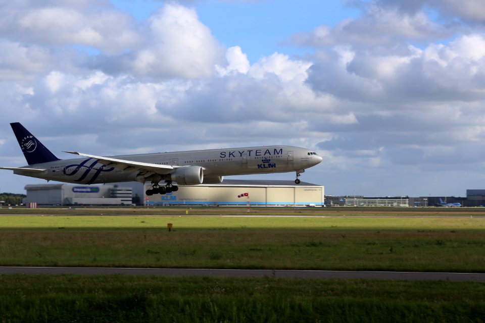 KLM B777-306ER (PH-BVD) landing at Amsterdam Airport Schiphol in 2018 (8)