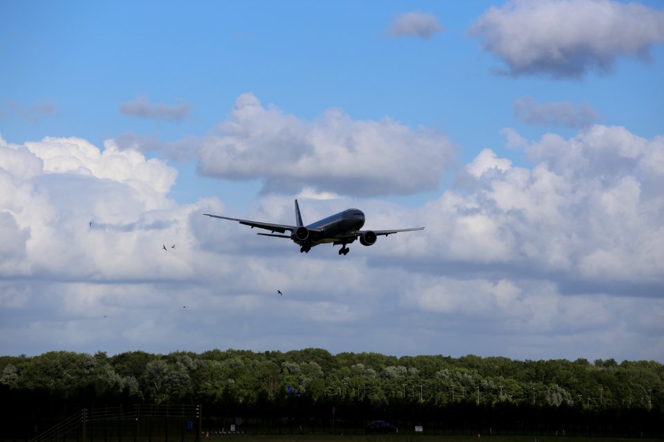 KLM B777-306ER (PH-BVD) landing at Amsterdam Airport Schiphol in 2018 (1)