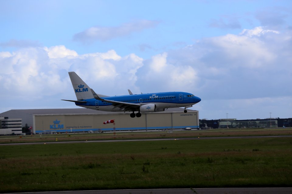 KLM Boeing 737-700 PH-BGD landing at EHAM 4