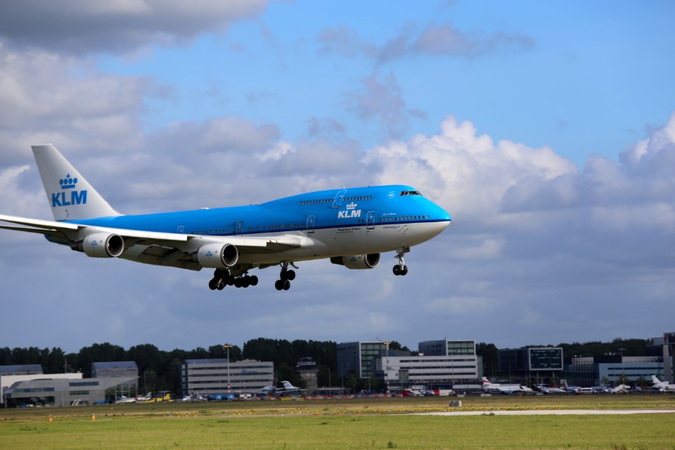 KLM Boeing 747-400 PH-BFS landing at EHAM 08