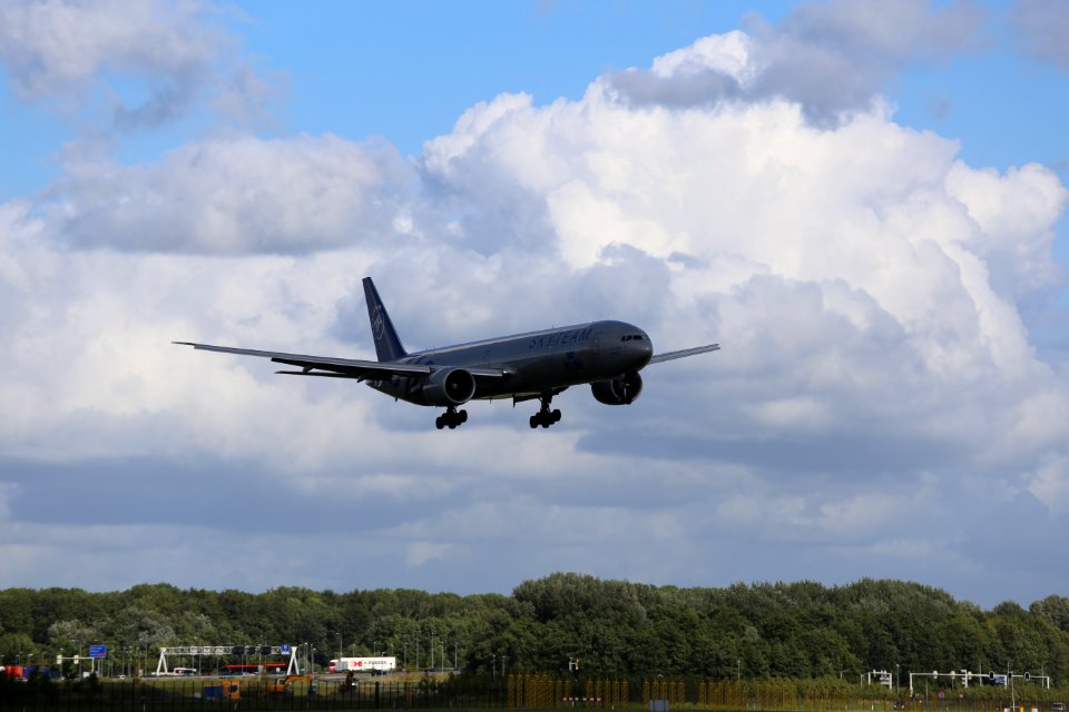 KLM B777-306ER (PH-BVD) landing at Amsterdam Airport Schiphol in 2018 (2)