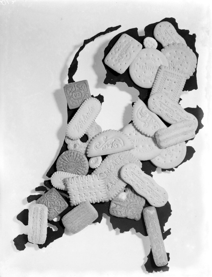Koekjes en biscuitjes van Verkade, neergelegd op een ondergrond in de vorm van N, Bestanddeelnr 252-0452 photo