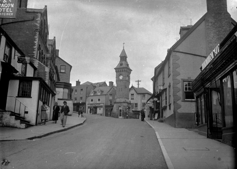 Knighton town clock and war memorial (1294046)