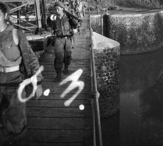 KNIL-militairen steken een brug of sluizencomplex over, Bestanddeelnr 2562