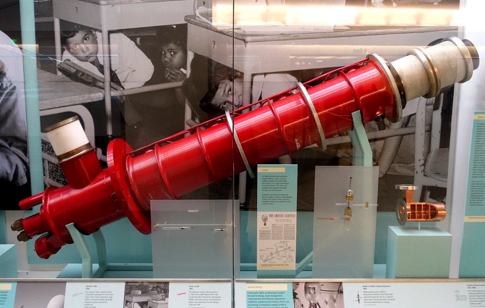 Klystron tube, 425 MHz, Varian Corporation, 1959, used in Thule, Greenland, radar station - National Museum of American History - DSC00012
