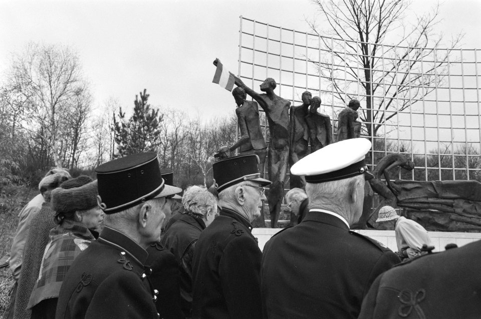 KNIL-veteranen staan voor het monument, Bestanddeelnr 934-3874