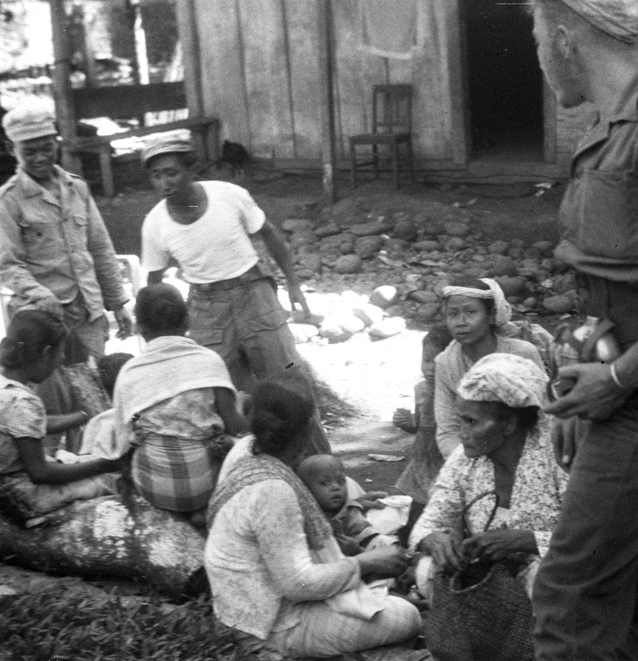 KNIL-militairen staan rond een groep Indonesische vrouwen met kinderen op een te, Bestanddeelnr 5365