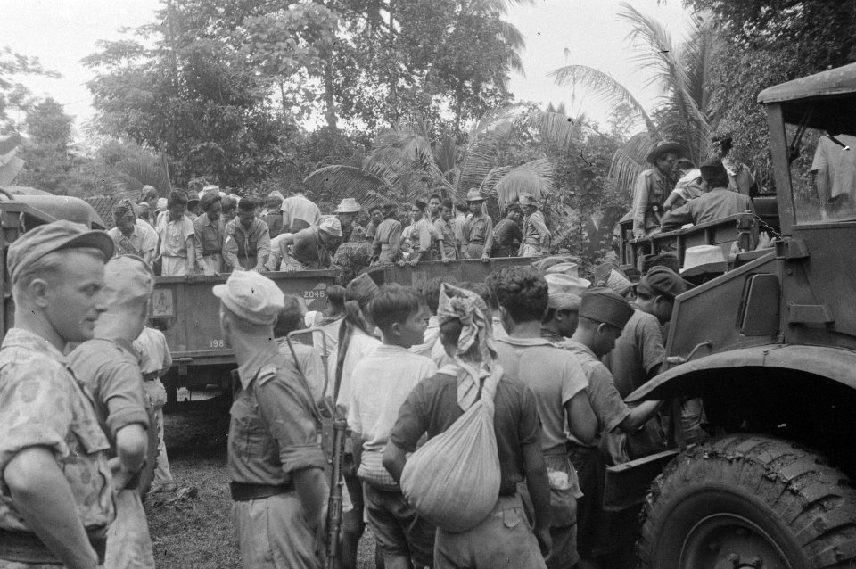 Koeningan Ook te Koeningan meldden zich TNI-troepen ter evacuatie., Bestanddeelnr 1531-2-3