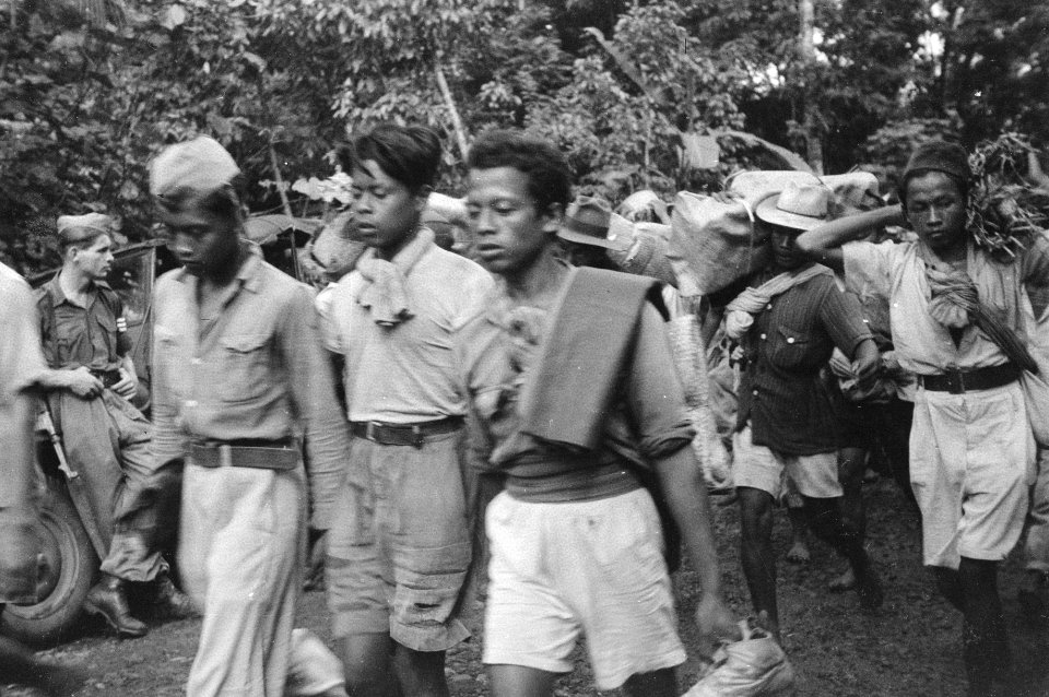 Koeningan Ook hier melden zich TNI-troepen ter registratie. Onder hen bevonden , Bestanddeelnr 1543-3-4