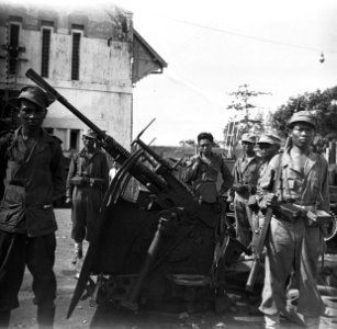 KNIL militairen poseren bij afweergeschut, Bestanddeelnr 10965