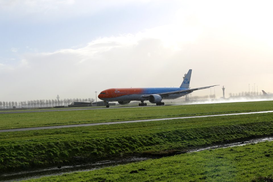 KLM B777-306ER (PH-BVA) at Amsterdam Airport Schiphol (11)