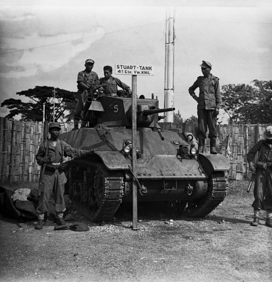 KNIL militairen bij een Stuart Tank Op het bord de tekst 'Stuart Tank, 4e Esk, Bestanddeelnr 10962