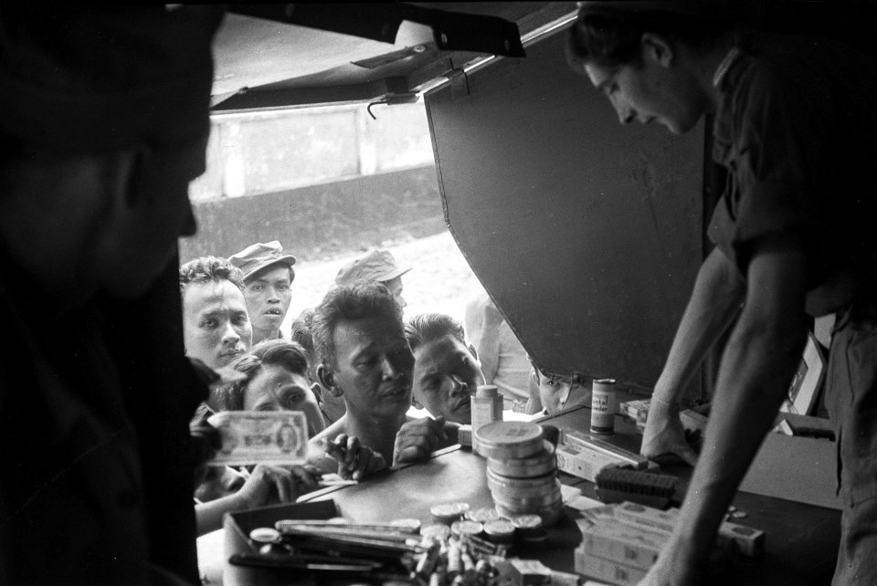 KNIL-militairen bij een mobiele kantine, Bestanddeelnr 6426