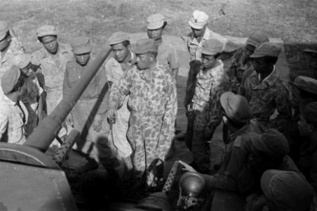 KNIL-militairen bij een tank, Bestanddeelnr 349-1-2