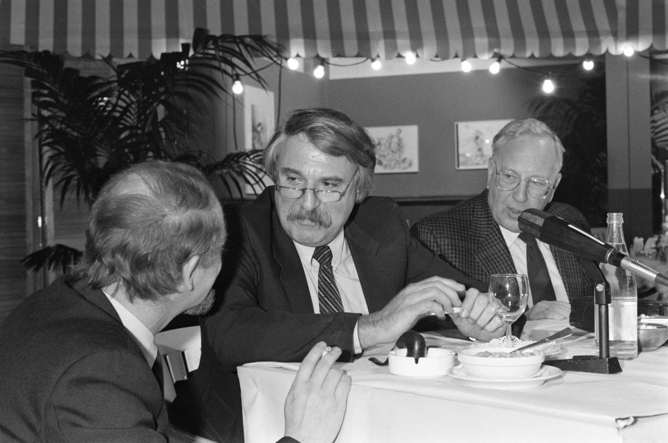 KNVB-bijeenkomst (voetbalcafe) Andre van der Louw en Kastermans (r), Bestanddeelnr 934-3352