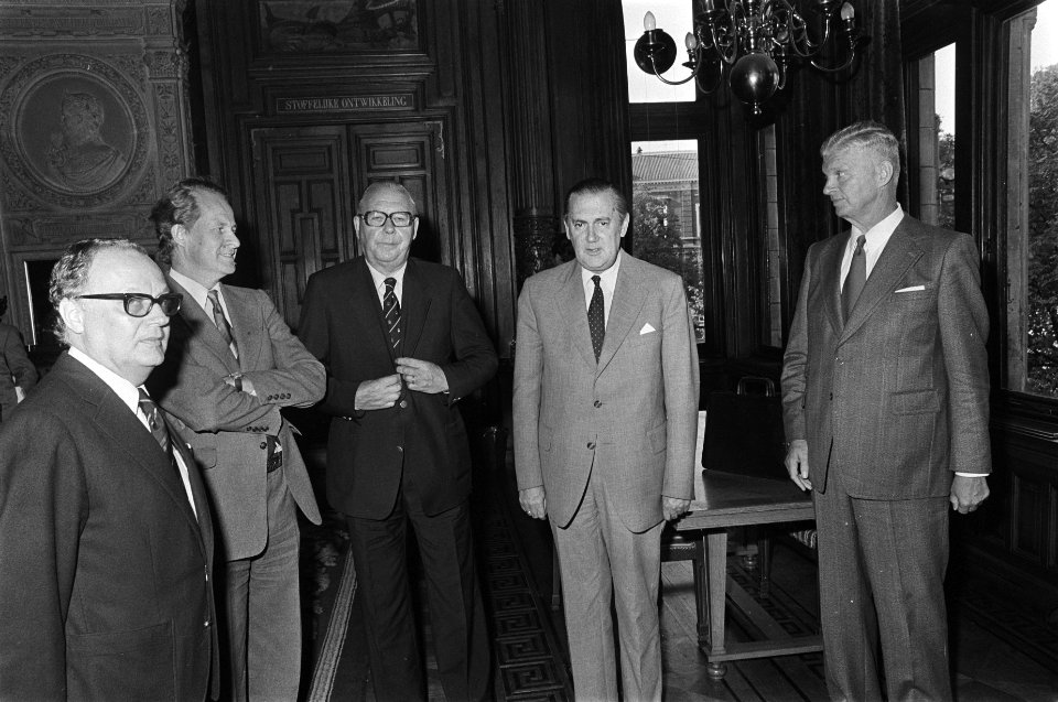 KNVB-delegatie op ministerie van Justitie i.v.m.tuchtrechtspraak, v.l.n.r. Mr …, Bestanddeelnr 928-7665