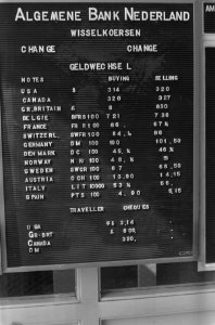 Koersenbord bij de ABN (bank), bepaalde valuta gedevalueerd, Bestanddeelnr 925-6952