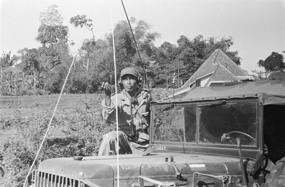 KNIL-militair bij jeep die convooi aanvoert Op de achtergrond terrassen, Bestanddeelnr 38-2-3