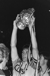 KNVB-bekerfinale FC Den Haag tegen Ajax het hele Ajax-team met beker, Bestanddeelnr 934-0064
