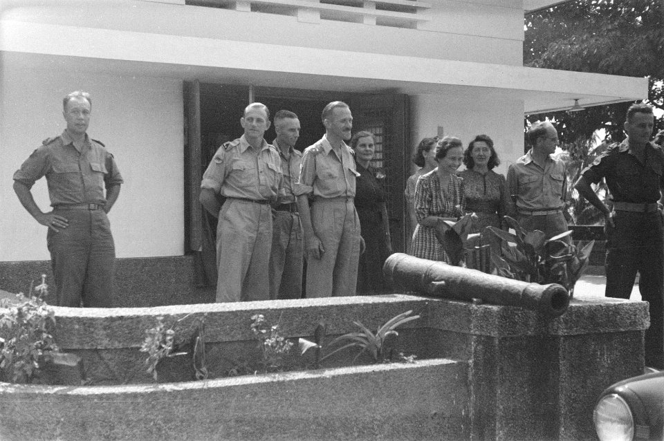 KNIL officieren en hun echtgenotes op een veranda, Bestanddeelnr 65A-3-6