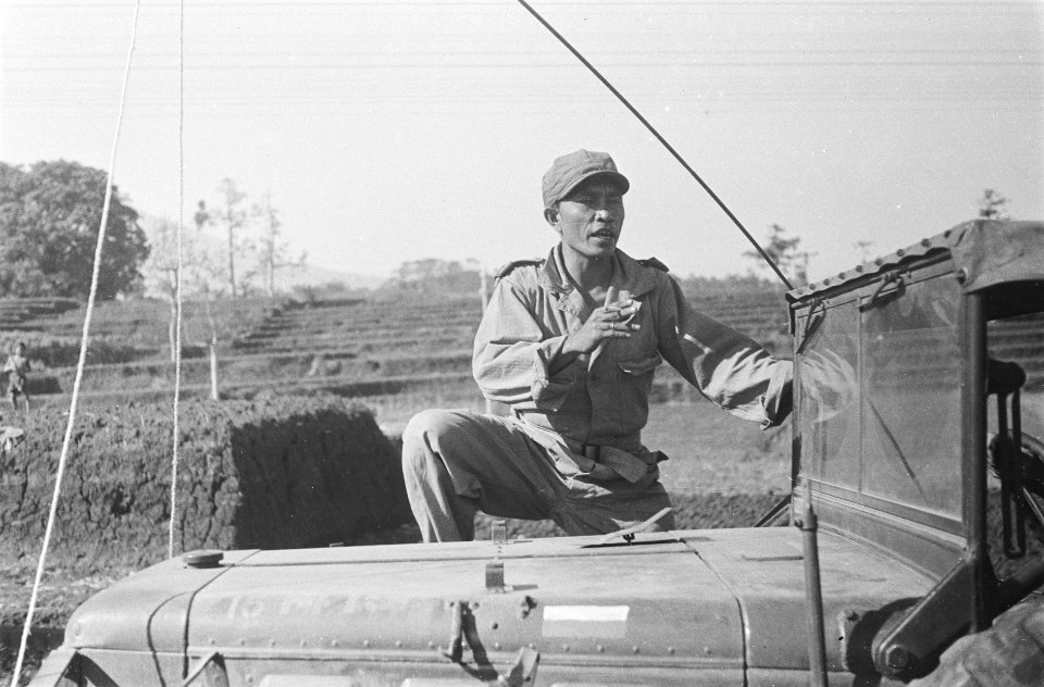 KNIL-militair bij jeep die convooi aanvoert Op de achtergrond terrassen, Bestanddeelnr 38-1-5
