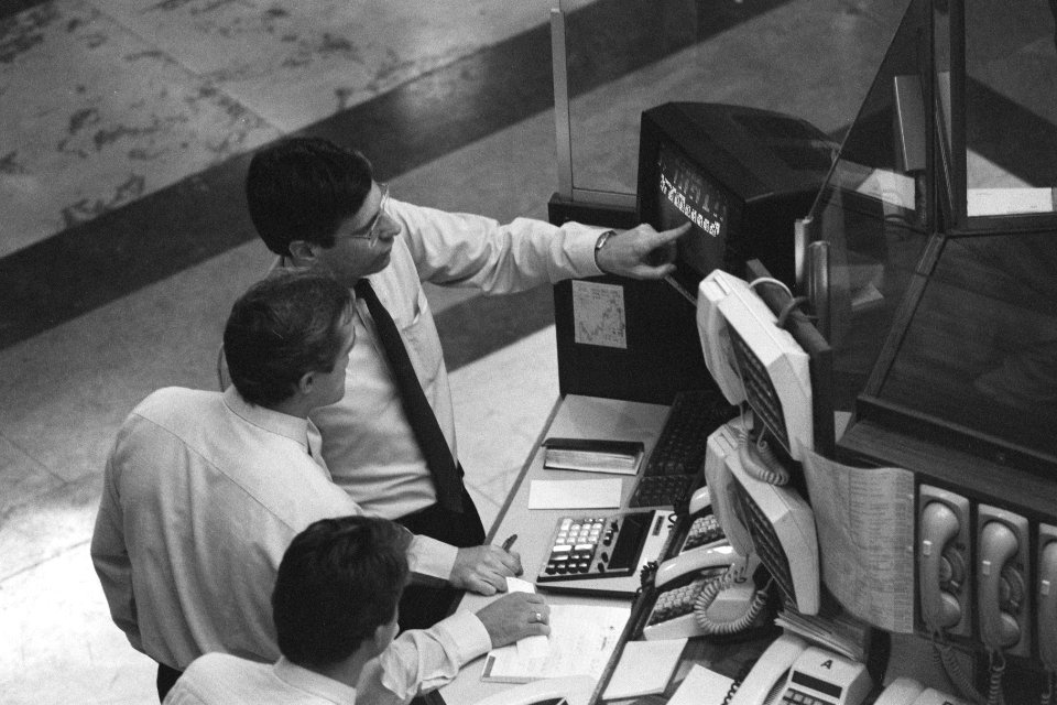 Koersdaling Effectenbeurs zet door handelaar op de beursvloer, Bestanddeelnr 934-1120