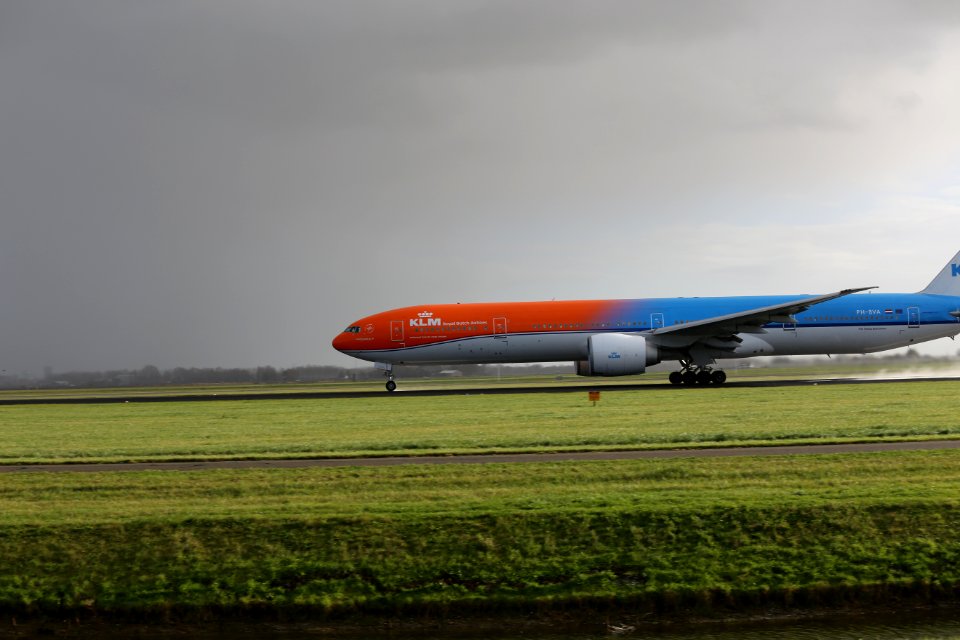 KLM B777-306ER (PH-BVA) at Amsterdam Airport Schiphol (15)