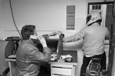 Koeriersdienst voor soft-drugs in Amsterdam wordt vervolgt door politie koerier, Bestanddeelnr 933-8996