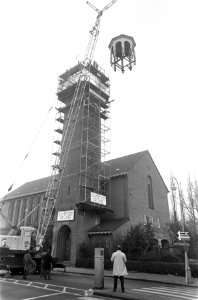Koepel wordt op toren gehesen van Hervormde Gemeentekerk Emmen de koepel in de l, Bestanddeelnr 921-8861