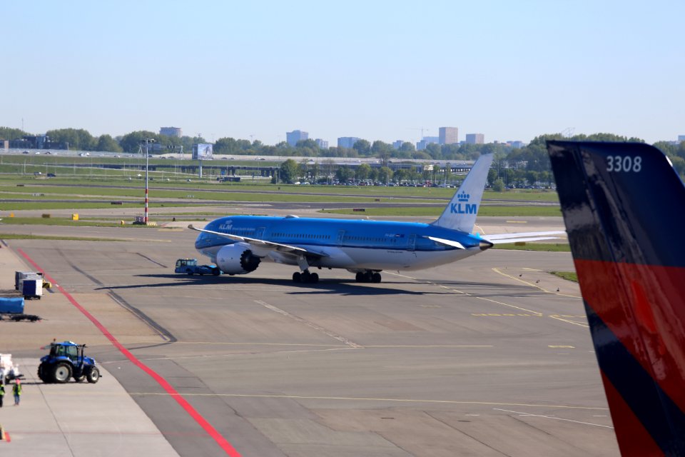 KLM Boeing 787-9 PH-BHF at EHAM 1