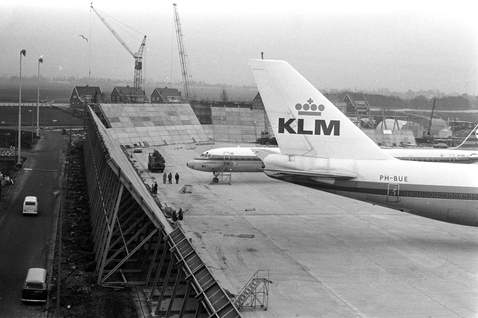 KLM bouwt geluidsmuur rond platforms waar wordt proefgedraaid overzicht van , Bestanddeelnr 925-3336