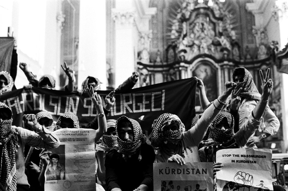 Koerdische Turken nog steeds in Mozes en Aaronkerk in Amsterdam, uit protest tegen de processen tegen Koerden in Turkije, Bestanddeelnr 931-4393