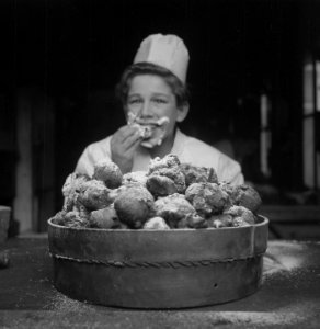 Koekebakker bakt oliebollen, Bestanddeelnr 903-1664