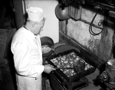Koekebakker bakt oliebollen, Bestanddeelnr 934-6953