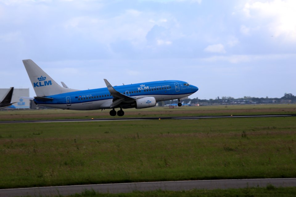 KLM Boeing 737-700 PH-BGD landing at EHAM 5