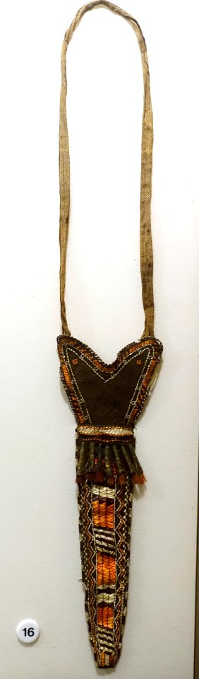 Knife case, Iroquois, smoked deerskin and porcupine quills, from Boston Museum Collection, circa 1800 - Native American collection - Peabody Museum, Harvard University - DSC05819
