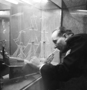 Knutselbeurs op Schiphol. Man met houten schip, Bestanddeelnr 913-0593