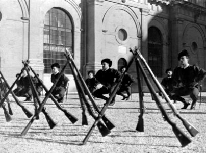Kniebuigingen uitgevoerd door het peloton in excercitie-tenue met op de voorgron, Bestanddeelnr 191-1313