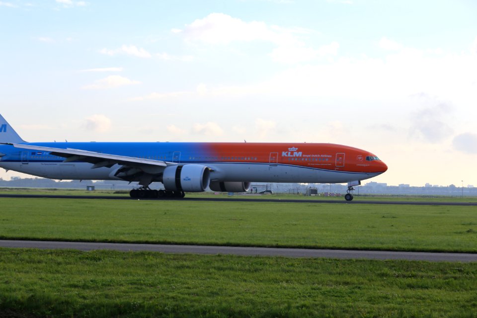 KLM B777-306ER (PH-BVA) at Amsterdam Airport Schiphol (7)