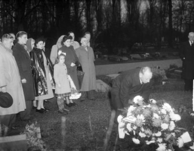KNVB 60 jaar kranslegging bij graf Wim Andriessen, Bestanddeelnr 903-7413 photo
