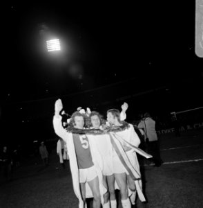 KNVB bekerfinale PSV tegen NAC 6-0, gebroeders Van de Kerkhoff links in de krans, Bestanddeelnr 927-1623