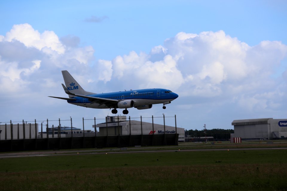 KLM Boeing 737-700 PH-BGD landing at EHAM 3