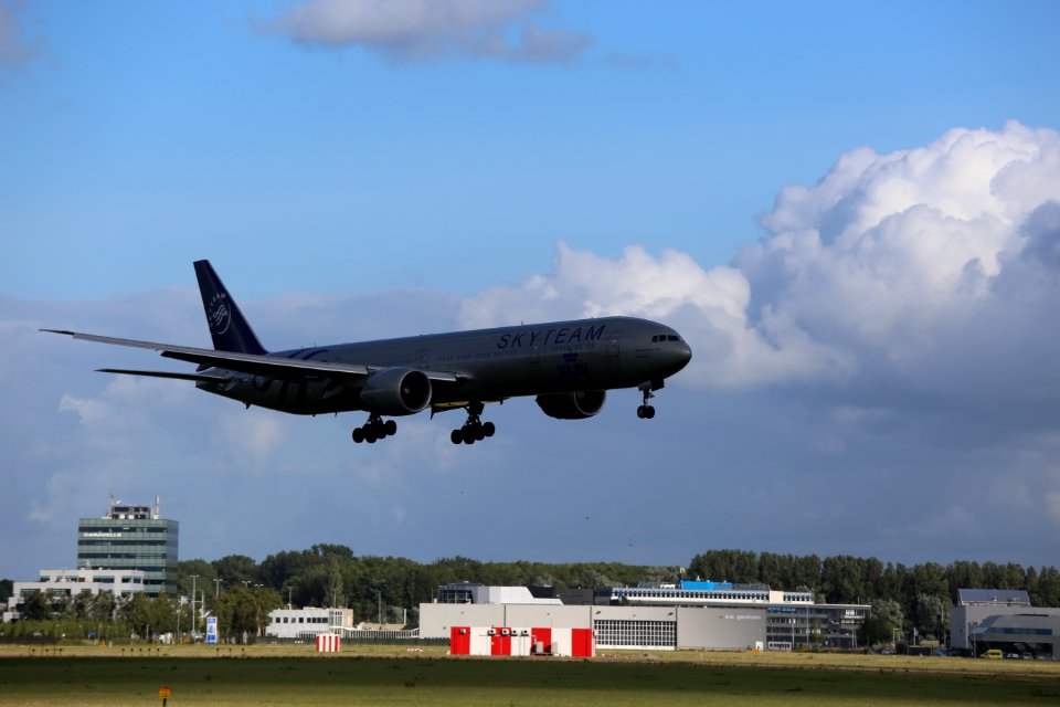 KLM B777-306ER (PH-BVD) landing at Amsterdam Airport Schiphol in 2018 (3)